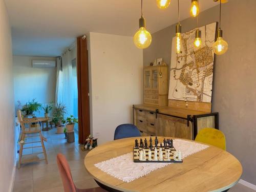 une chambre avec une table et un échiquier. dans l'établissement Cosy T3 full Confort 4 personnes, à Montpellier