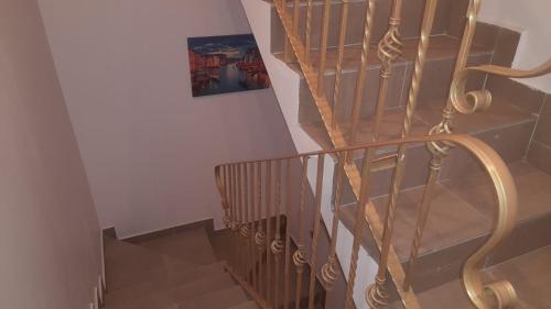un escalier en colimaçon dans une maison avec une photo sur le mur dans l'établissement 5 Rue Adeline, à Pierrefitte-sur-Seine