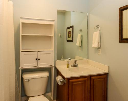 La salle de bains est pourvue de toilettes et d'un lavabo. dans l'établissement House #16 - Weiss Decision - (No pets) Lake View, à Centre