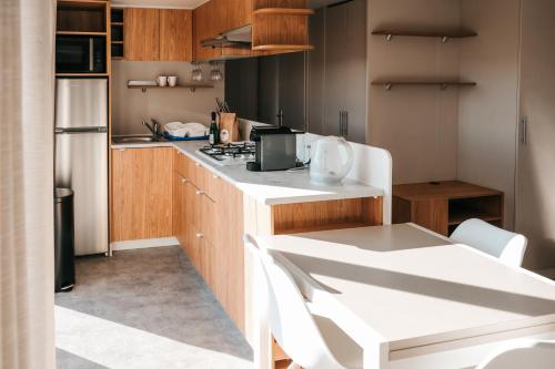 貝爾多夫的住宿－Pivoine Camping Belle-Vue 2000，厨房配有白色台面和炉灶