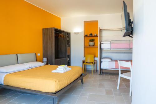 Duomo Guest House في بارليتا: غرفة نوم بسرير وغرفة بسريرين بطابقين