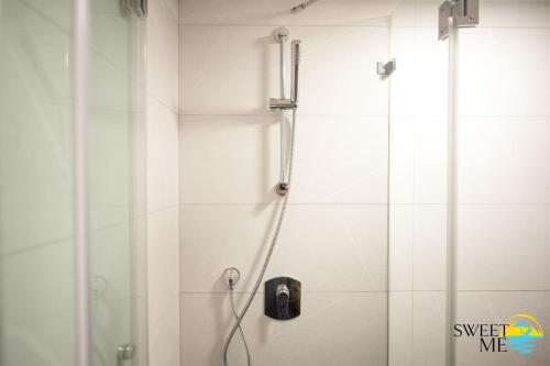 um chuveiro numa casa de banho com uma porta de vidro em Sea side 87 Sweet Me Eilat אילת em Eilat
