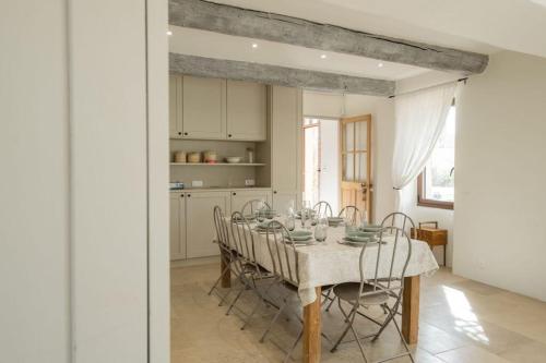 Large renovated farmhouse with pool Luberon