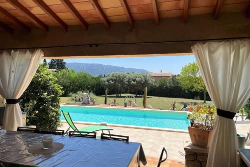 un patio avec une table et une piscine dans l'établissement 84A - 