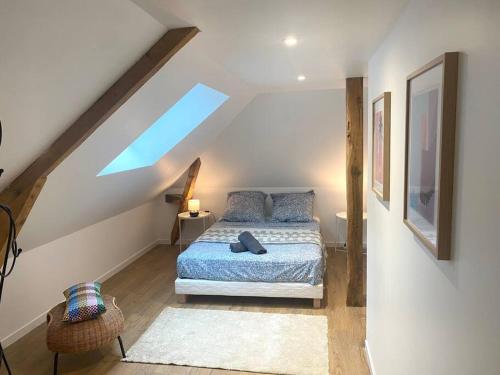 una camera da letto con un letto con un piumone blu di Le Thabor - T3 proche Centre Rennes a Rennes