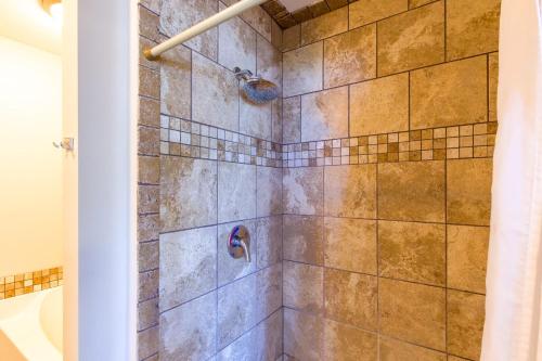 baño con ducha y puerta de cristal en House # 29 -Castaway (Pet Friendly), en Centro