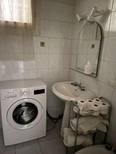 bagno con lavatrice e lavandino di Piccinardihouse - appartamento Crema centro storico a Crema