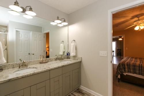 ein Badezimmer mit einem Waschbecken und einem großen Spiegel in der Unterkunft House# 30 Endless View (Pet friendly) in Centre