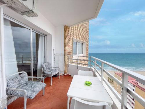 d'un balcon avec une table et des chaises donnant sur l'océan. dans l'établissement Club Maritimo at Ronda III, à Fuengirola