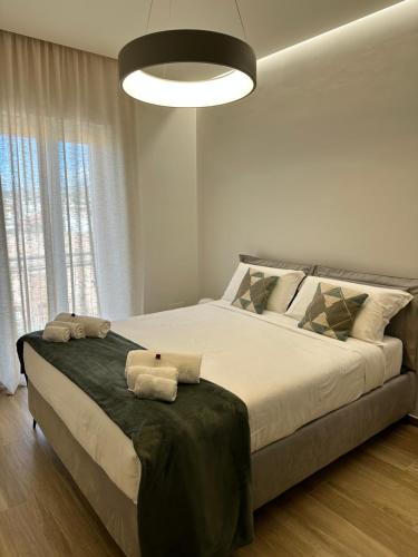 een slaapkamer met een groot bed en 2 handdoeken bij Casa Magrè in Agrigento