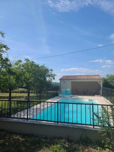 une piscine entourée d'une clôture dans l'établissement Naturaleza-Gîte Ecureuils, à Tournon-dʼAgenais