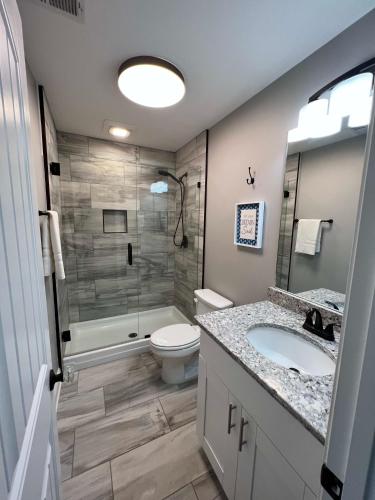 een badkamer met een toilet, een wastafel en een douche bij House #41 Moonset Vista House (Pet Friendly) in Centre