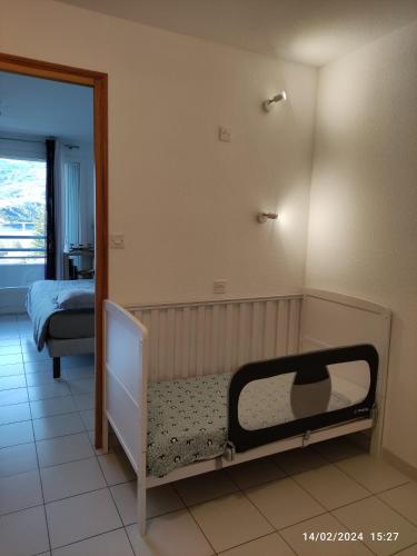 ein Schlafzimmer mit einem Etagenbett und einem Spiegel in der Unterkunft Studio vue sur lac et montagne in Savines