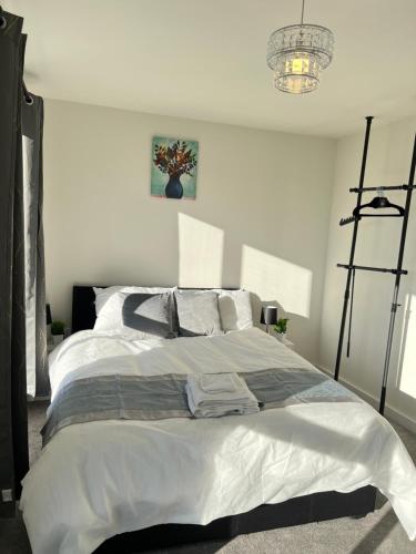 New Peaceful Luxury Home with free ParkingWiFi Sheffield Image