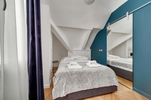 מיטה או מיטות בחדר ב-240 Suite Elysée - Superb apartment in Paris