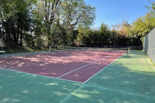 - un court de tennis avec un filet dans l'établissement 06V - Beautiful villa with spa pool and tennis, à Biot
