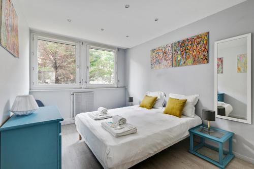 パリにある236 Home Rome Conceptのベッドルーム1室(青いテーブル、窓2つ付)