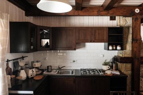 Una cocina o zona de cocina en Na kwietnej łące - chata w Bieszczadach wysokich