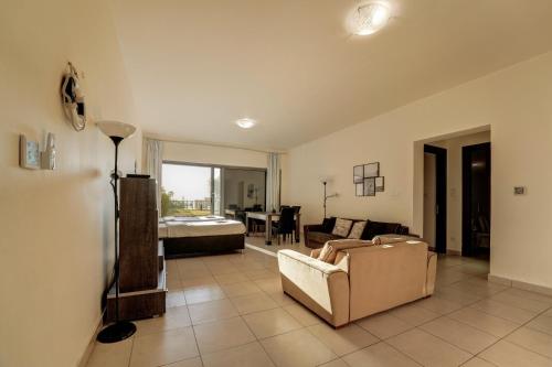 sala de estar con sofá y mesa en Family Sweet - Apartment in Tala Bay Aqaba, en Al Burj