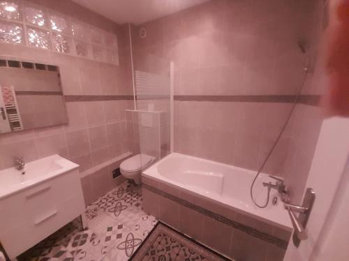 La salle de bains est pourvue d'une baignoire, de toilettes et d'un lavabo. dans l'établissement 5 Rue Adeline, à Pierrefitte-sur-Seine