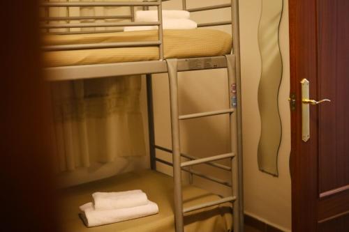 a bunk bed in a room with towels at Viv Marmolejo Centro Andujar Cordoba in Marmolejo