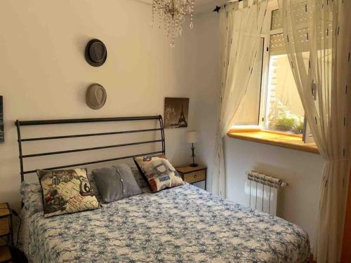 a bedroom with a bed and a window at Apartamento con jardín in Santander