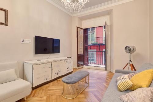 een woonkamer met een tv en een bank bij Apartamento Boutique centro Zapateria 45 in Pamplona