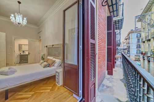 um quarto com uma cama e uma varanda em Apartamento Boutique centro Zapateria 45 em Pamplona
