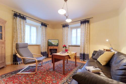 ein Wohnzimmer mit einem Sofa und einem Stuhl in der Unterkunft Ferienhaus Wagner in Bernkastel-Kues