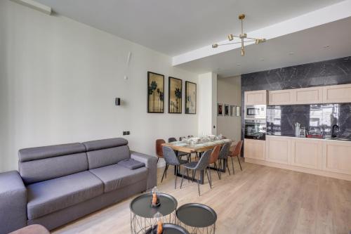 ein Wohnzimmer mit einem Sofa und einem Tisch in der Unterkunft 175 Suite Lea - Superb apartment in Paris in Paris