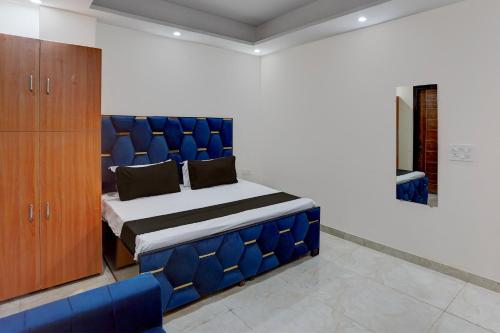 Postel nebo postele na pokoji v ubytování Hotel O R.N Residency Hotel