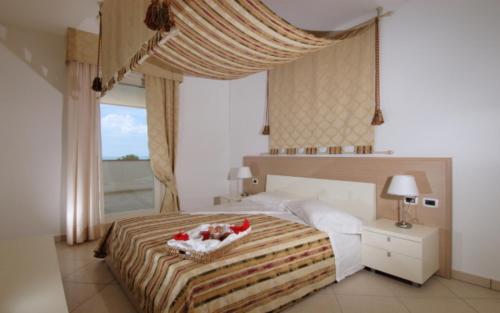 ein Schlafzimmer mit einem Bett mit Obst in einem Korb in der Unterkunft Relaxing sea view flat with hydro-massage in Bibione