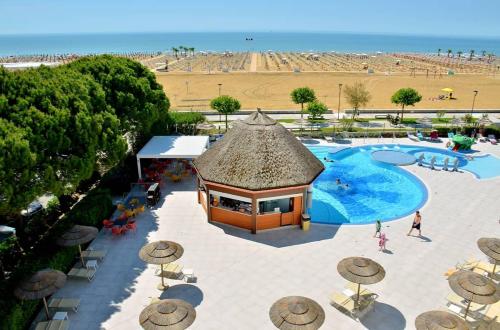einen Luftblick auf ein Resort mit einem Pool in der Unterkunft Relaxing sea view flat with hydro-massage in Bibione