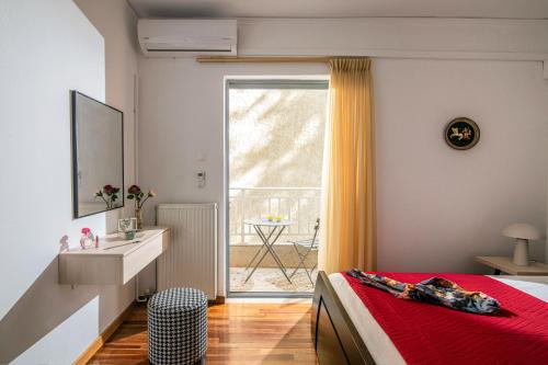 sypialnia z łóżkiem i oknem z patio w obiekcie Central double bedroom apartment w Heraklionie
