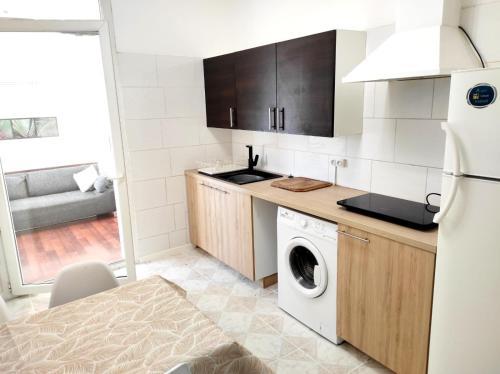 Il comprend une cuisine équipée d'un lave-linge et d'un sèche-linge. dans l'établissement Guynemer 3 pièces de vie - villa - Terrasse- Clim, à Toulouse