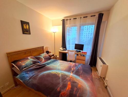une chambre avec un lit et un bureau avec un ordinateur dans l'établissement Appartement 3 pièces 70m² Courbevoie Paris La Défense avec Balcon, à Courbevoie