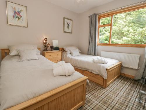 UgthorpeにあるPond Farm Woodlandsのベッドルーム1室(ベッド2台、窓付)