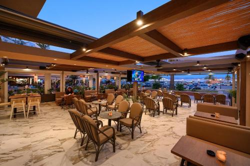 Εστιατόριο ή άλλο μέρος για φαγητό στο Cove Luxury Suites