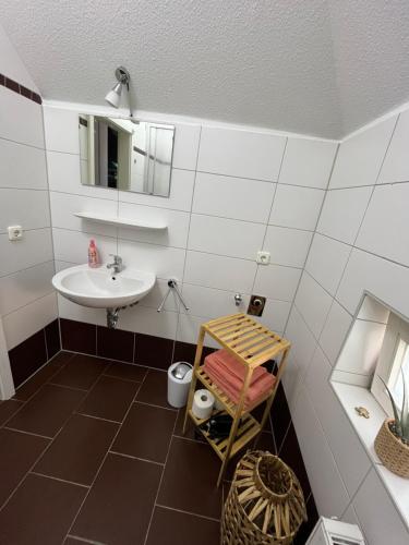 y baño con lavabo y espejo. en Fewo Living Home, en Magdeburgo
