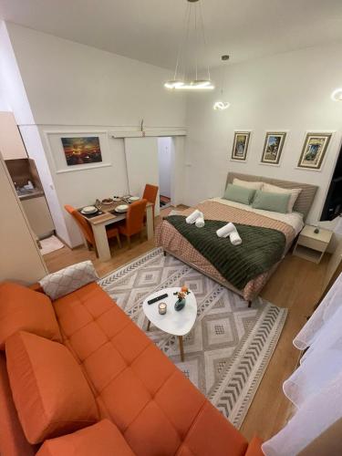 uma sala de estar com uma cama e um sofá em Apartment Begonia em Sarajevo