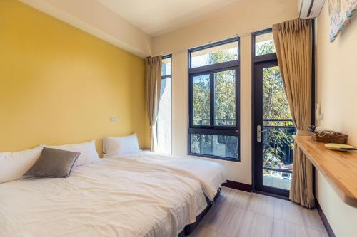 a bedroom with a bed and a large window at Peachland in Puli