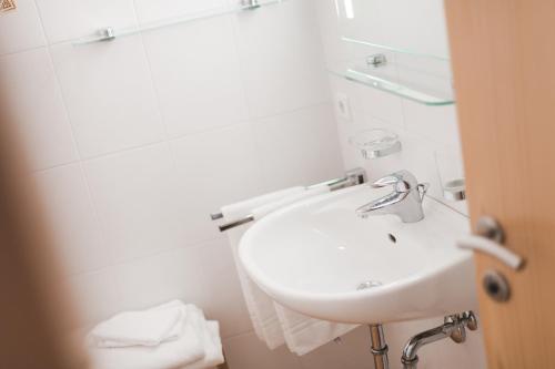 a bathroom with a sink and a mirror at Ansitz Rynnhof in Termeno