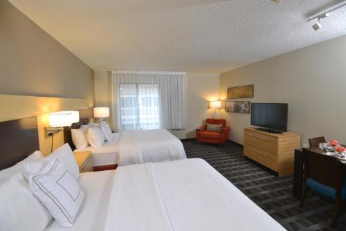 um quarto de hotel com duas camas e uma televisão em TownePlace Suites by Marriott Williamsport em Williamsport