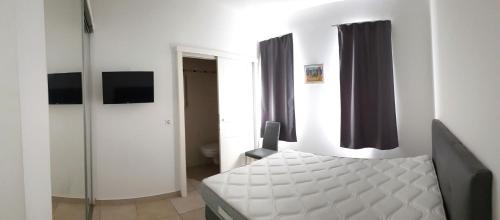 เตียงในห้องที่ Appartement T2 meublé - Juan les Pins - Logt 10