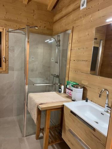 une salle de bain avec une douche, un lavabo et une baignoire dans l'établissement Chalet 3 chambres, 11 personnes près du domaine skiable, parking gratuit, Chez Pépé à Saint-Gervais, à Saint-Gervais-les-Bains