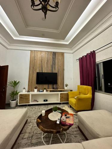sala de estar con sofá y TV en Timba Murilog, en Cotonou