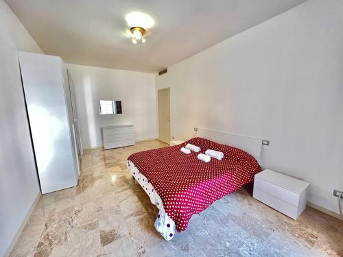 沃蓋拉的住宿－In Coorte di prestigio, nel pieno Centro di Voghera，一间在房间内配有红色和白色床的卧室