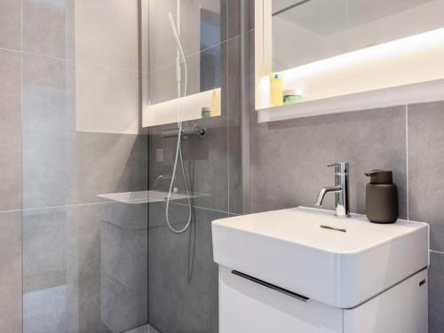 瓦爾斯泰因的住宿－Scandi Micro House，浴室配有白色水槽和淋浴。