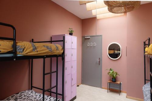 a room with two bunk beds and a locker at Hostel Ani&Haakien in Rotterdam