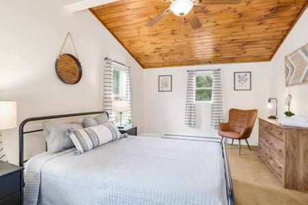 - une chambre avec un lit et un ventilateur de plafond dans l'établissement Harpers Ferry Cabin w Hot Tub, Huge Deck, Firepit, & WiFi!, à Harpers Ferry